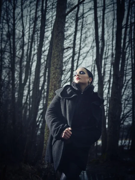 Femme à la mode, posant en plein air en mars — Photo