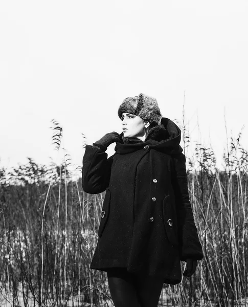 La mujer a la moda, posando al aire libre en marzo —  Fotos de Stock