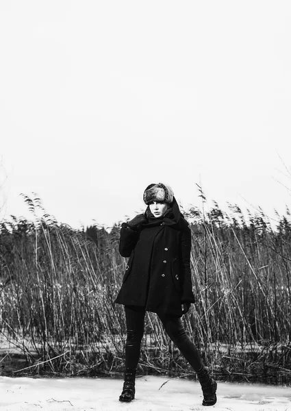 Femme à la mode, posant en plein air en mars — Photo