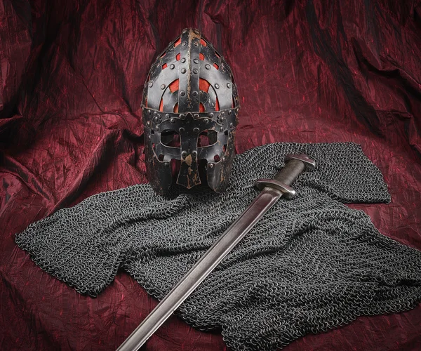 Armadura medieval, casco y espada — Foto de Stock