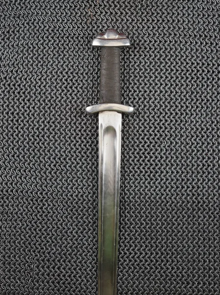 Średniowieczną zbroję oraz miecz — Zdjęcie stockowe