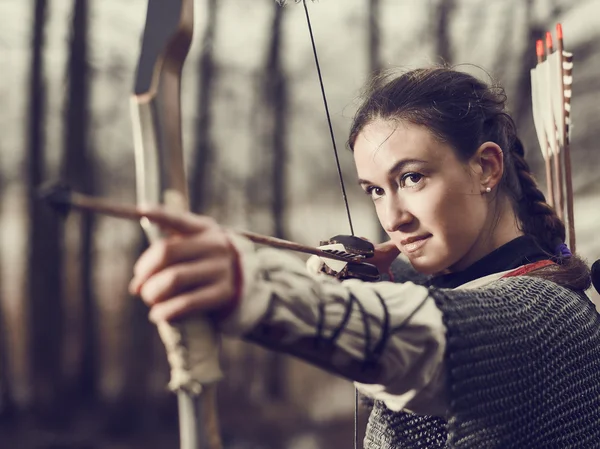 Tiro com arco medieval, tiro de mulher Fotos De Bancos De Imagens Sem Royalties