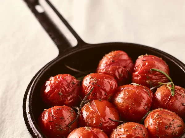 Tomates cherry a la parrilla y olla de hierro fundido — Foto de Stock