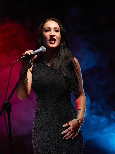 Mooie vrouw zingt — Stockfoto