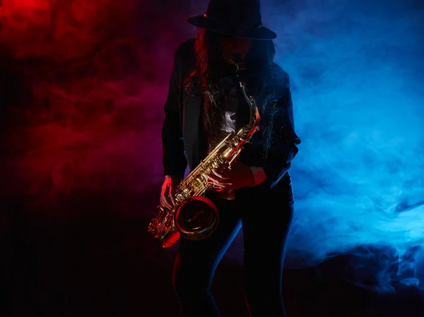 Beautiful young woman plays saxophone — Stock Photo, Image