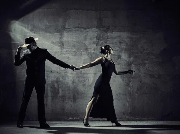 Man and woman dancers, concrete building surroundings — Stockfoto
