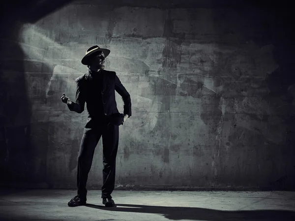 Male dancer, concrete building surroundings — Stock Photo, Image