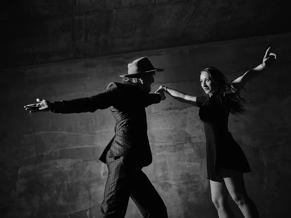 Homem e mulher dançando, concreto edifício arredores — Fotografia de Stock