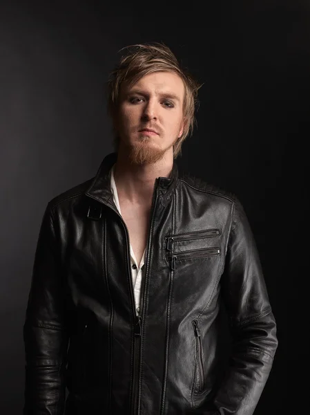 Rocker de sex masculin și jachetă din piele neagră — Fotografie, imagine de stoc