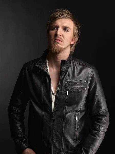 Rocker de sex masculin și jachetă din piele neagră — Fotografie, imagine de stoc
