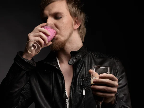 Rocker masculin și smoothie — Fotografie, imagine de stoc