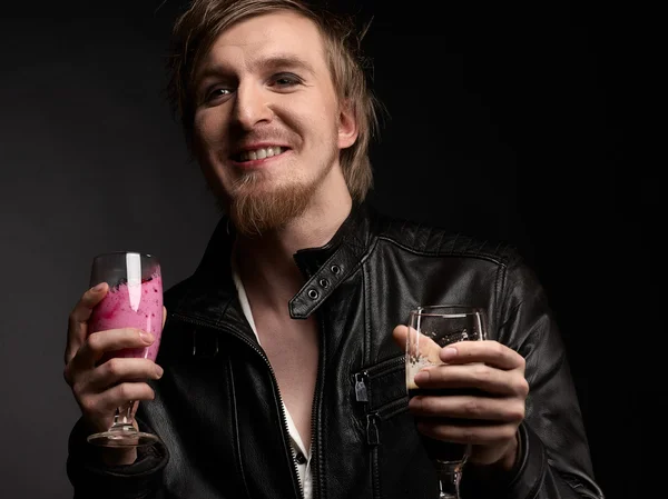 Rocker masculin și smoothie — Fotografie, imagine de stoc