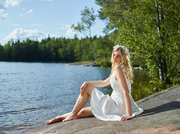 Attraktiv kvinna och vit klänning — Stockfoto