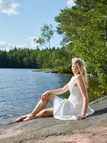 Atraktivní žena a bílé šaty — Stock fotografie
