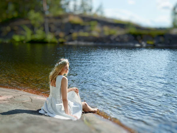 Attraktiv kvinna och vit klänning — Stockfoto