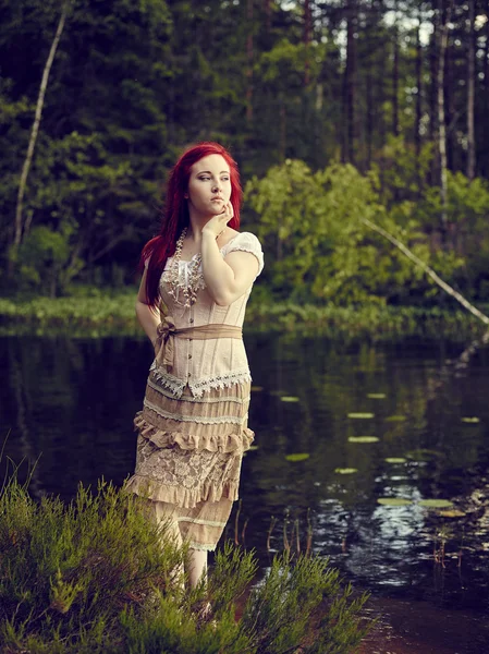 Mulher atraente no lago — Fotografia de Stock