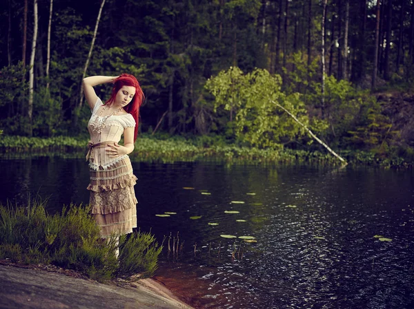 Mulher atraente no lago — Fotografia de Stock