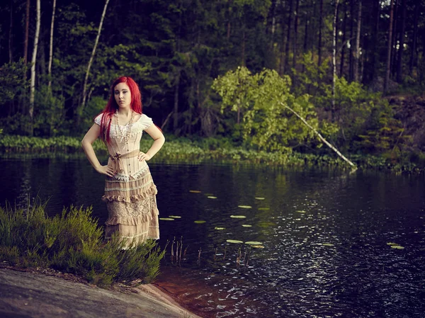 Mulher atraente no lago — Fotografia de Stock