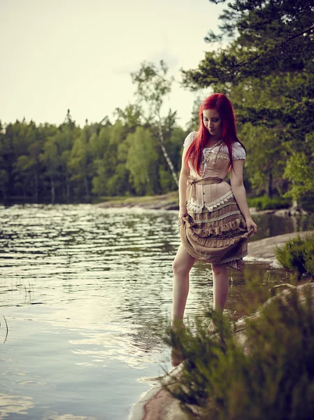 Mulher atraente no lago — Fotografia de Stock