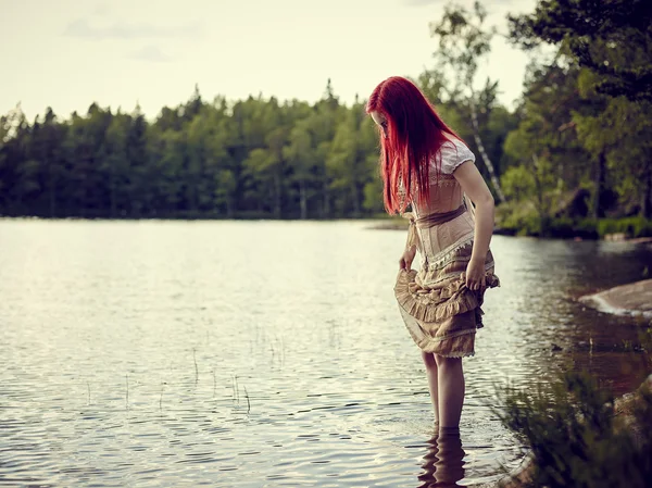 Mulher atraente no lago — Fotografia de Stock