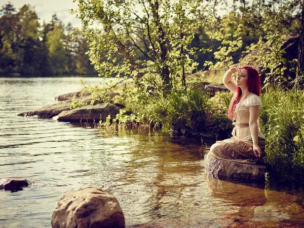 Mulher atraente no lago — Fotografia de Stock