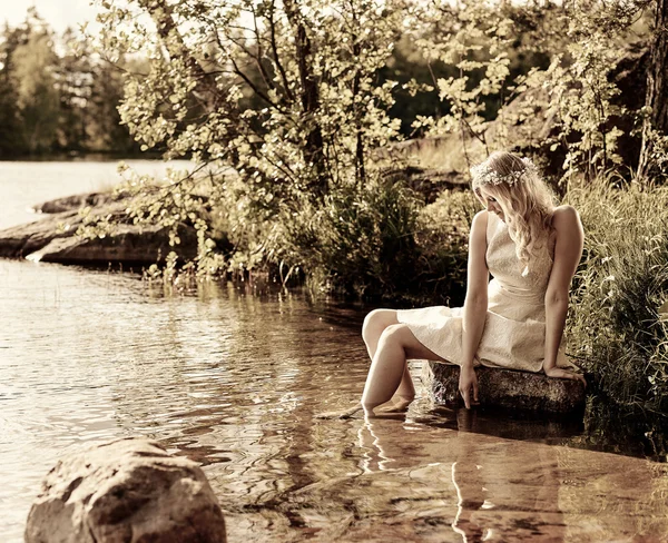 Aantrekkelijke vrouw op het meer — Stockfoto