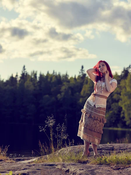 Mulher atraente no lago — Fotografia de Stock