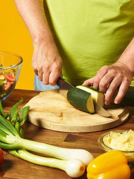 Hombre de mediana edad cocinar ensalada fresca —  Fotos de Stock