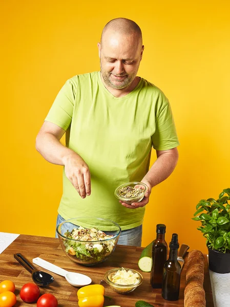 Middle-aged man cook fresh salad — Stock Photo, Image