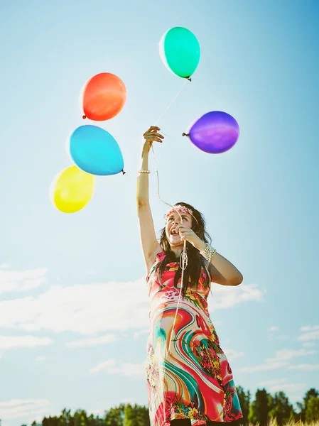 Schöne schwangere Frau und Luftballons — Stockfoto