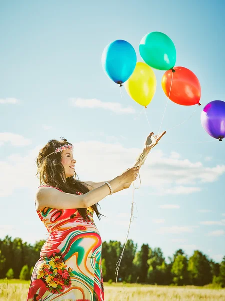 Красивая беременная женщина и воздушные шары Стоковое Фото