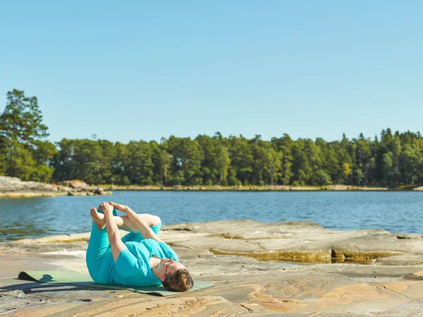 Levensechte fitnesstraining, volwassen vrouw — Stockfoto