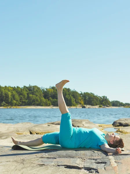 Levensechte fitnesstraining, volwassen vrouw — Stockfoto