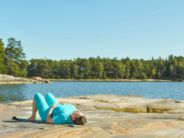 Real-life fitness trénink, zralá žena — Stock fotografie