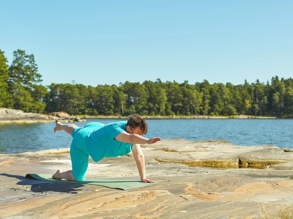 Levensechte fitnesstraining, volwassen vrouw — Stockfoto