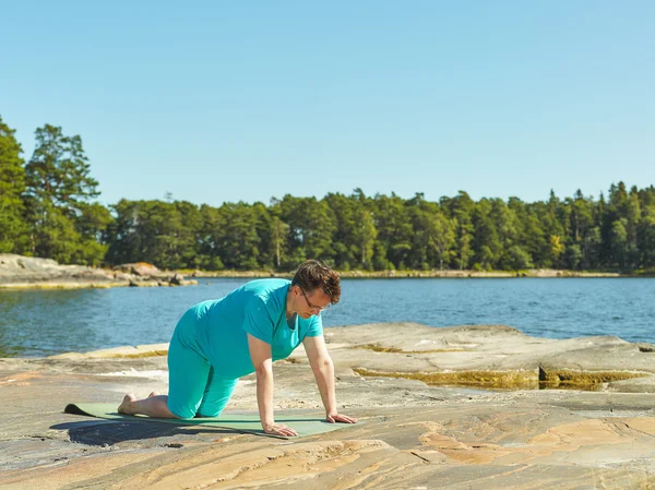 Levensechte fitnesstraining, volwassen vrouw — Stockfoto