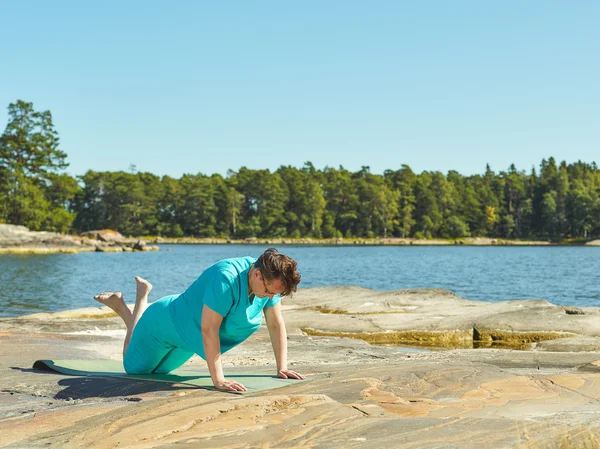 Real-life fitness training, mature woman — Stock Photo, Image