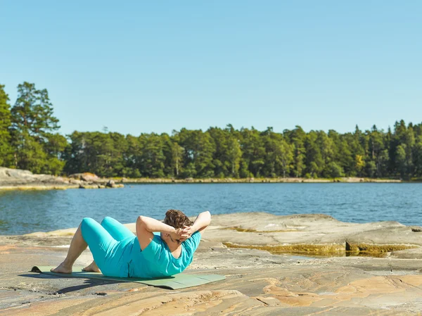 Levensechte fitnesstraining, volwassen vrouw — Stockfoto