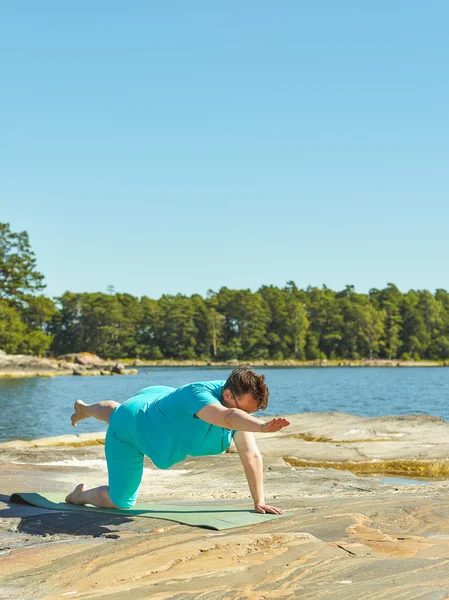 Fitnesstraining im echten Leben, reife Frau lizenzfreie Stockfotos