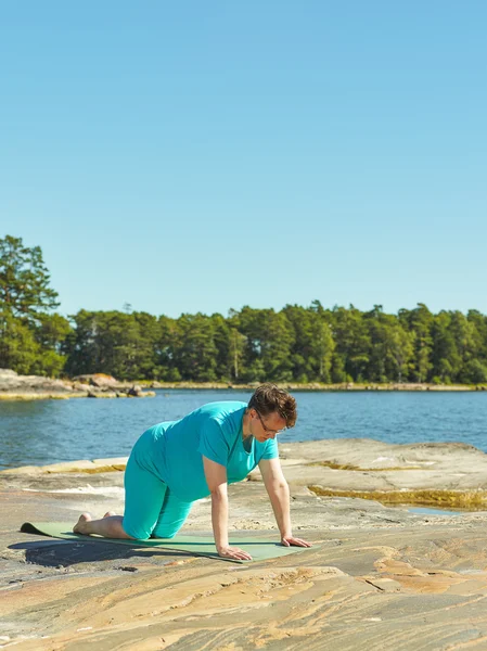 Levensechte fitnesstraining, volwassen vrouw Stockfoto