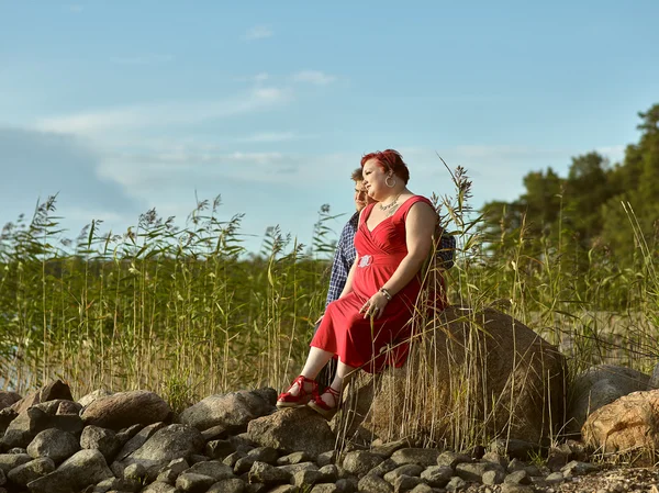 Mooie paar samen, zomeravond — Stockfoto