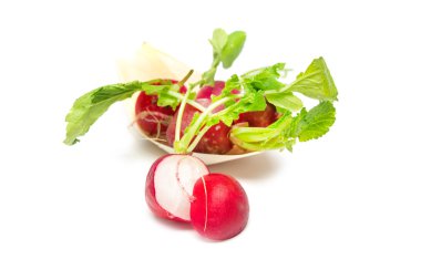 beyaz arkaplanda turp