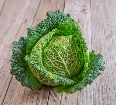 Savoy lahana beyaz arka plan üzerinde