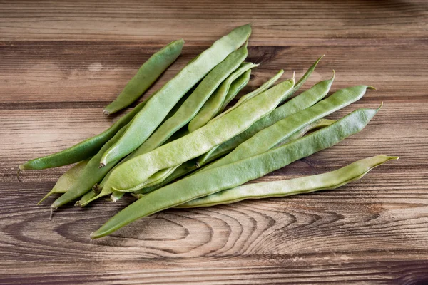 Haricots piattoni sur une vieille table en bois — Photo