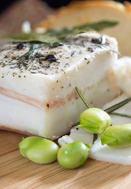 ekmek, domuz eti ve fasulye