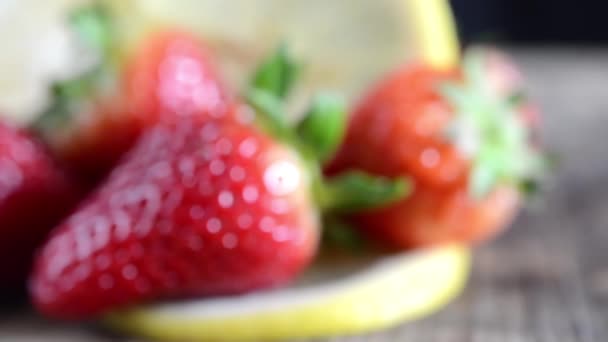 Strawberries and lemon soft focus — Stock Video