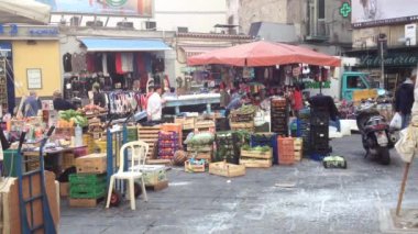 Napoli eski şehirde insanlar