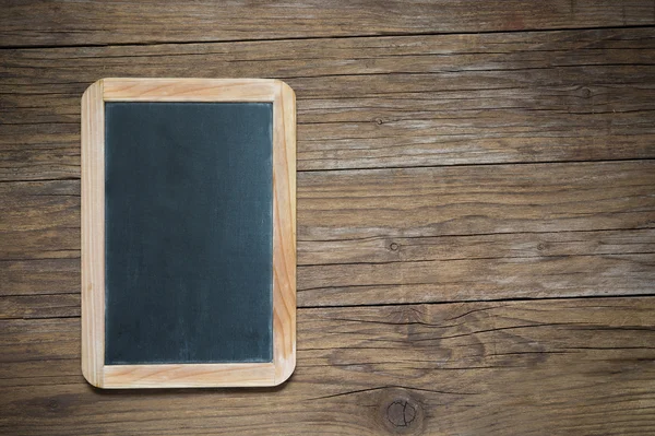 Schoolbord op antieke houten tafel — Stockfoto