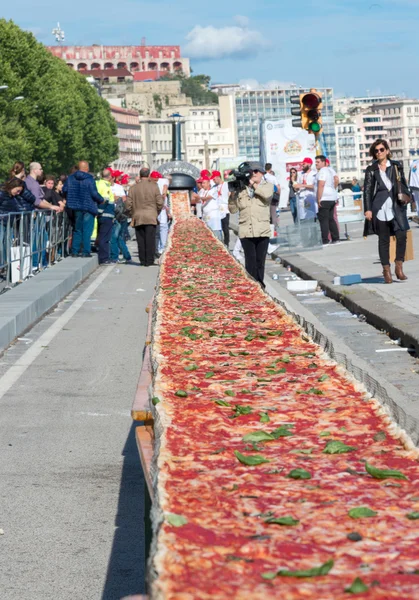 Guinnes Pizza record del mondo lunga 2 km — Foto Stock
