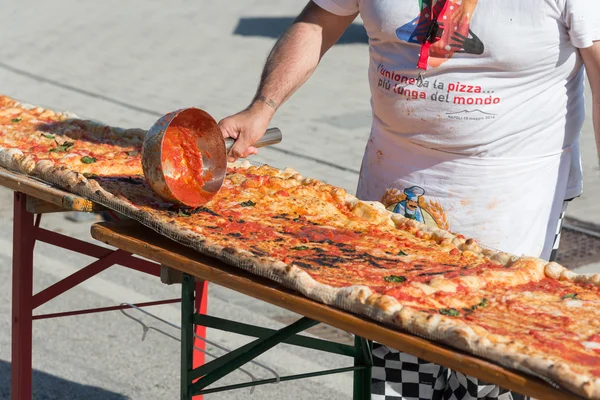 Guinnes 세계 기록 피자 긴 2 km — 스톡 사진